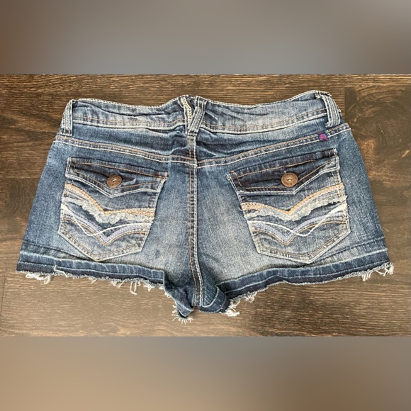 WallFlower Cut-Off Style Mid Rise Denim Flap Pocket Short Shorts Junior’s Size 7 - Picture 2 of 7